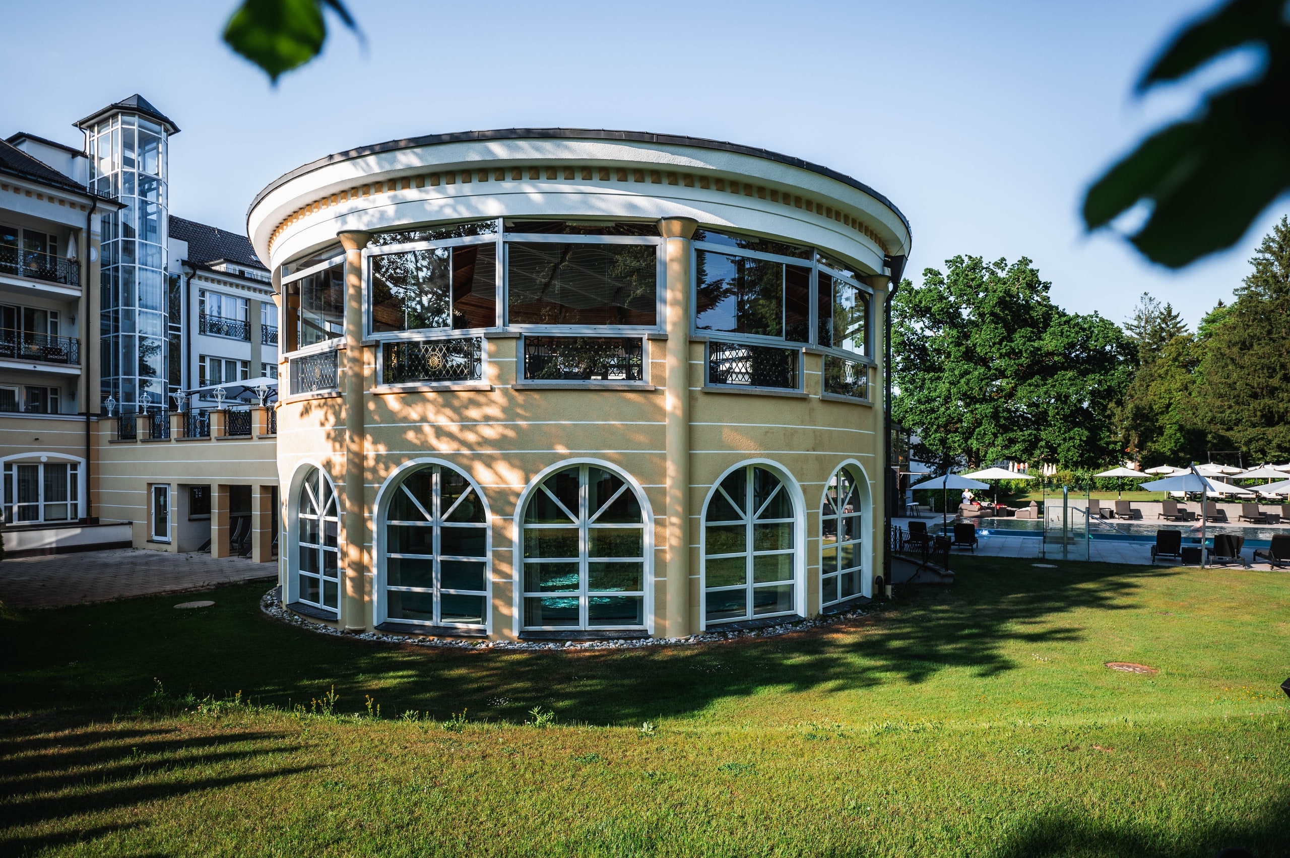 Der Pavillon Bellevue von außen, runder Bau mit Rundbogenfenstern im Hotelpark