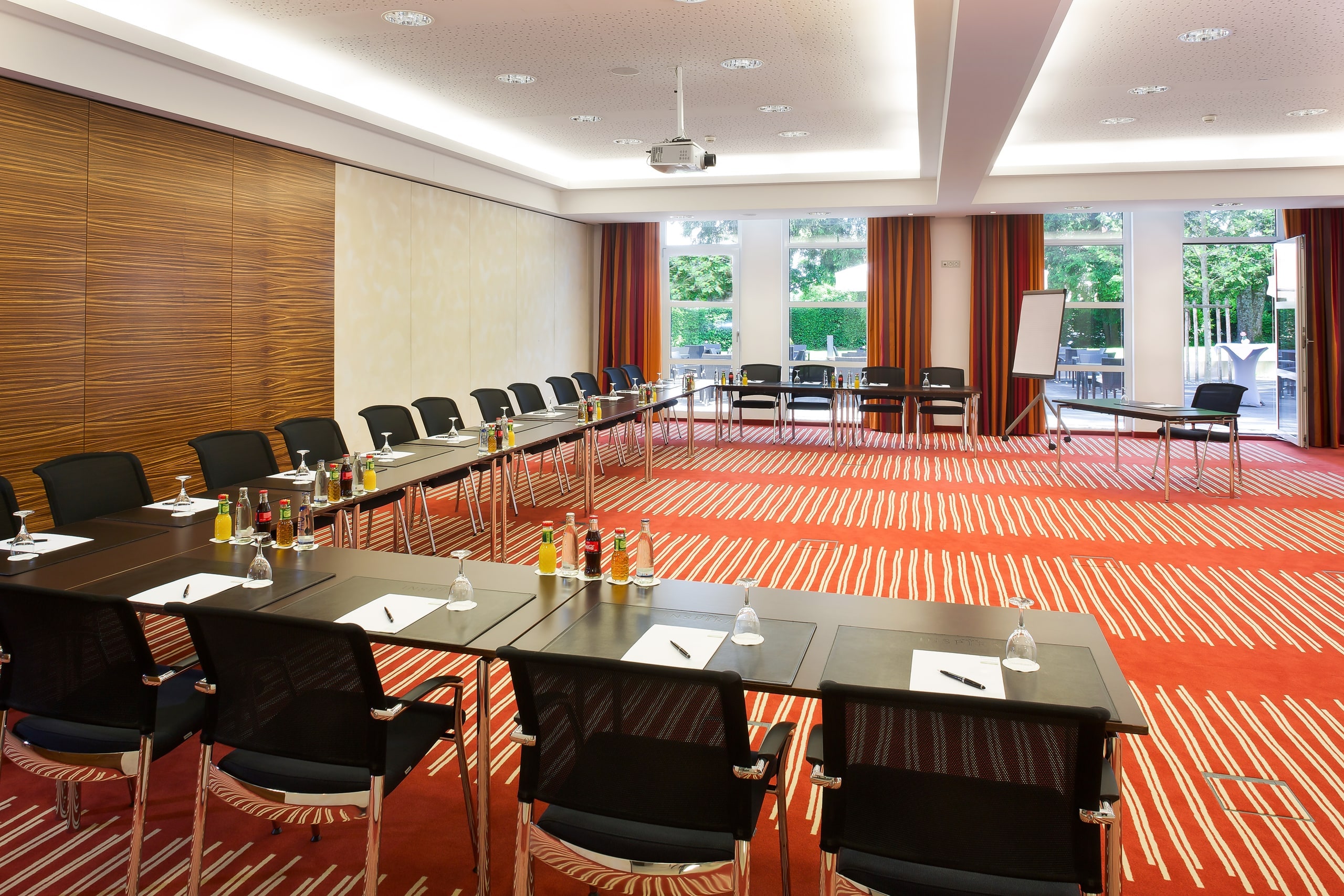 Tagungsraum Ernst Mach im INSPIRA mit Tageslicht für Workshops und Seminare
