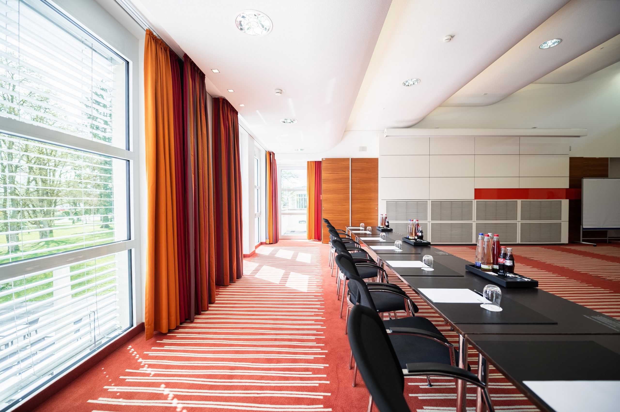 Der Raum Christoph-Hufeland mit Vorhangfront und langer Tafel