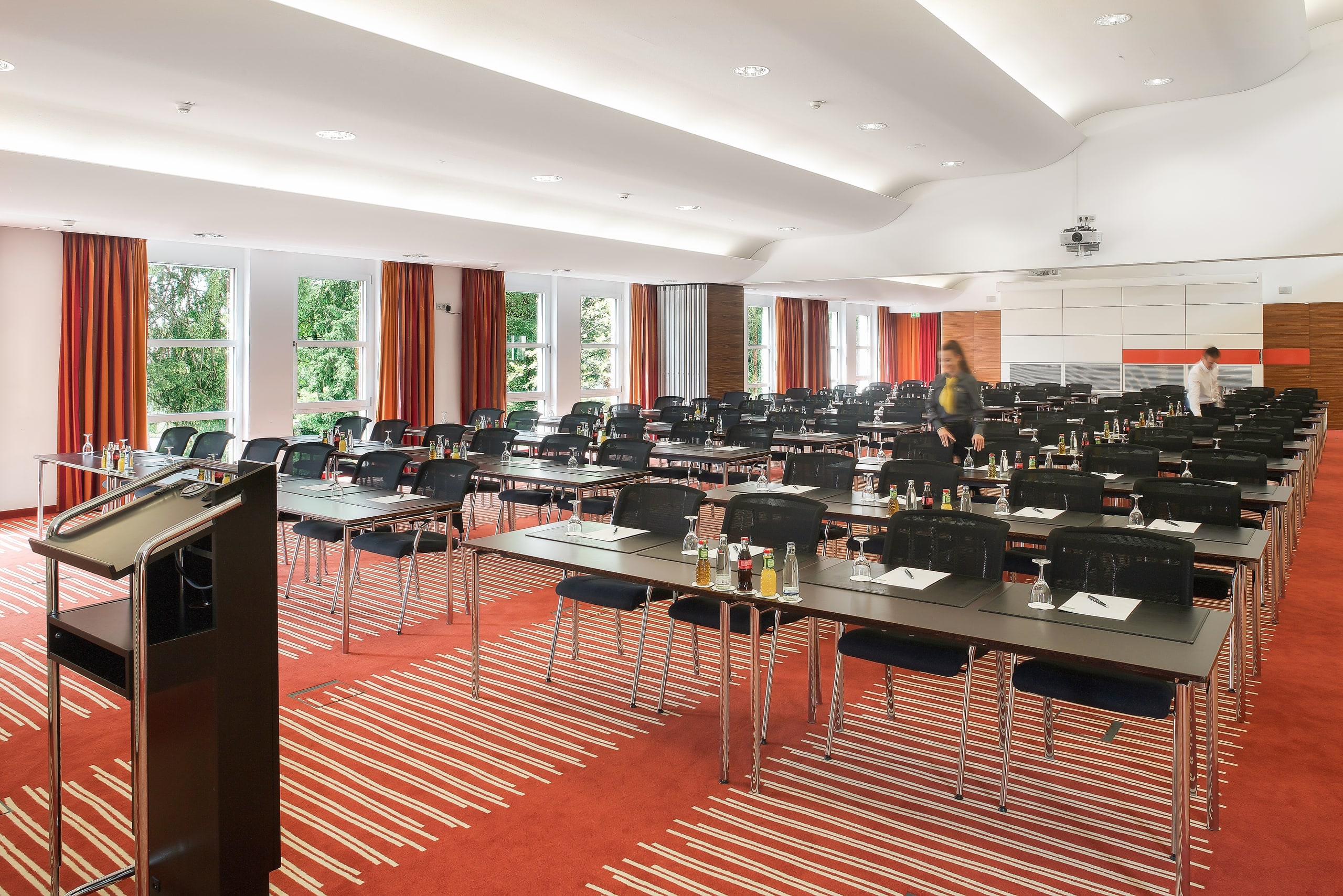 Saal Kneipp-Hufeland im INSPIRA Tagungszentrum mit Tageslicht und Foyer-Zugang
