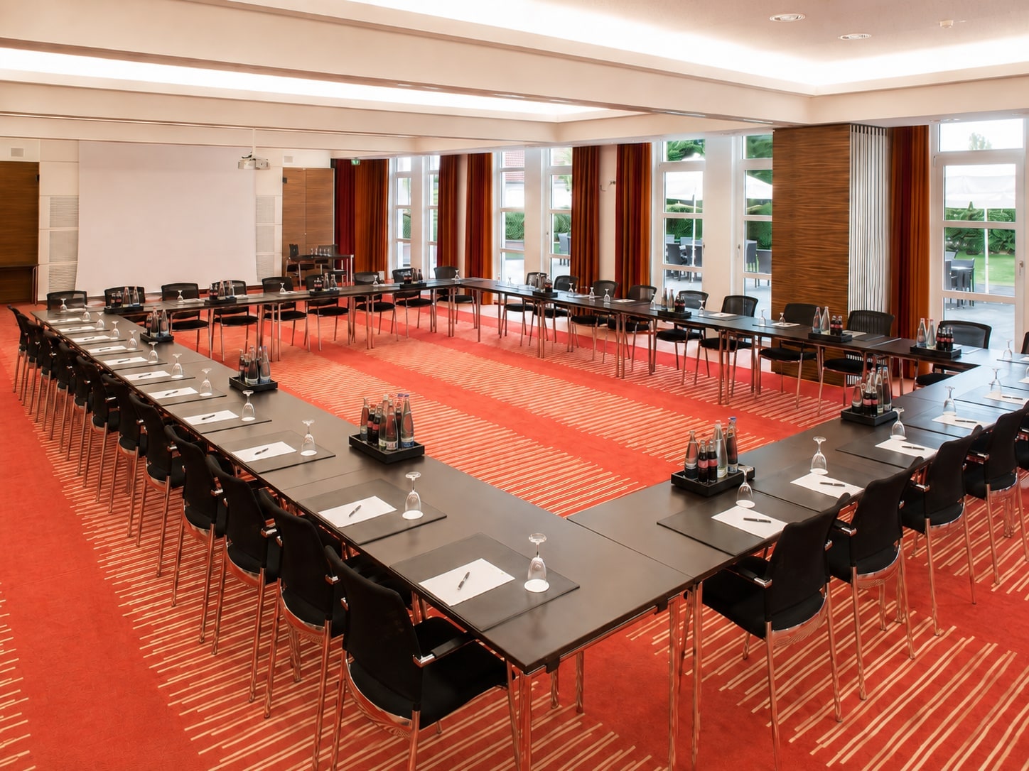 Saal Otto-Mach mit geöffneter Trennwand und Bühne für Großveranstaltungen