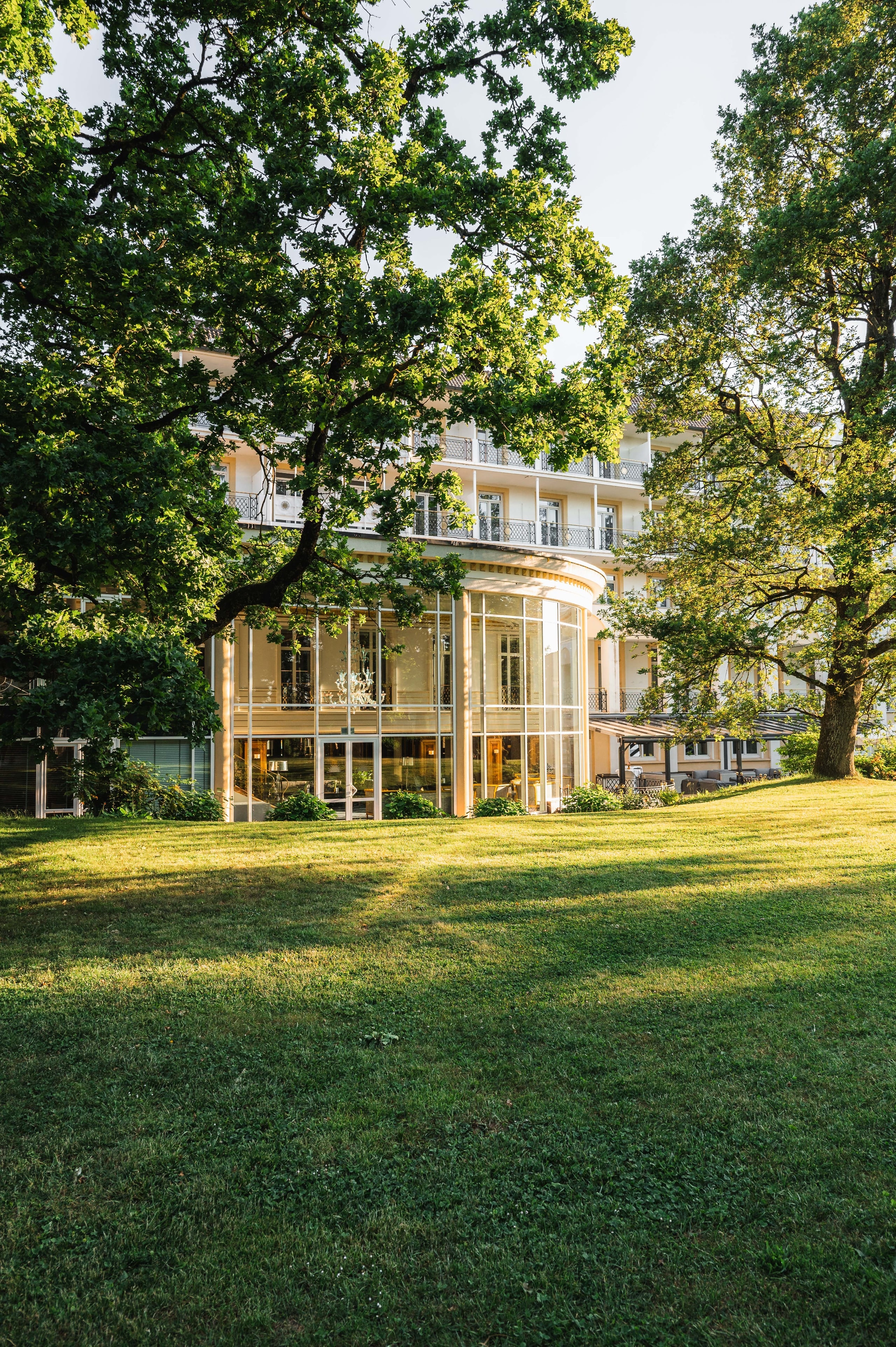 Weitläufige Parkanlage mit altem Baumbestand und Rasenflächen