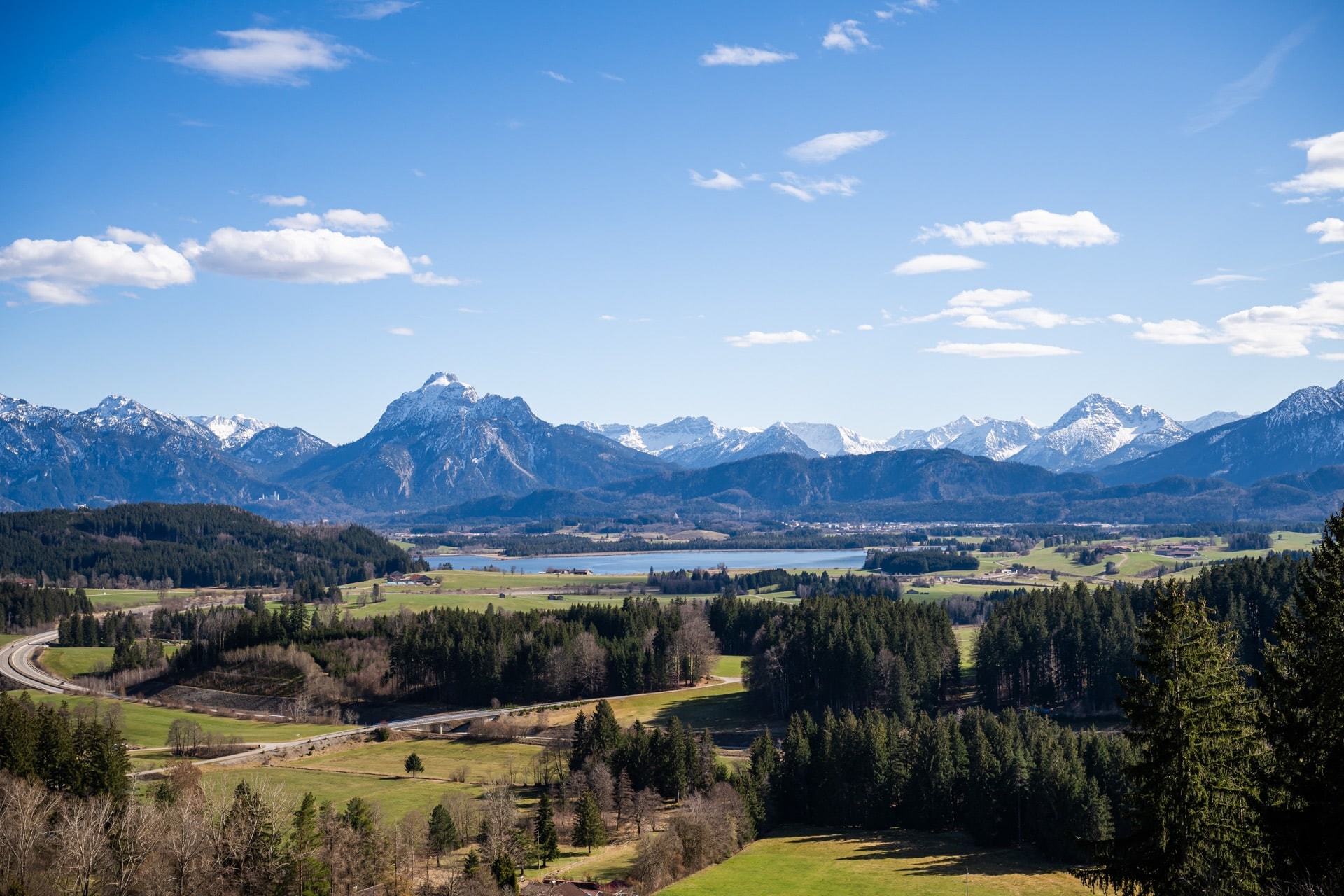 Weiter Blick über das Allgäu auf See und Alpenkette