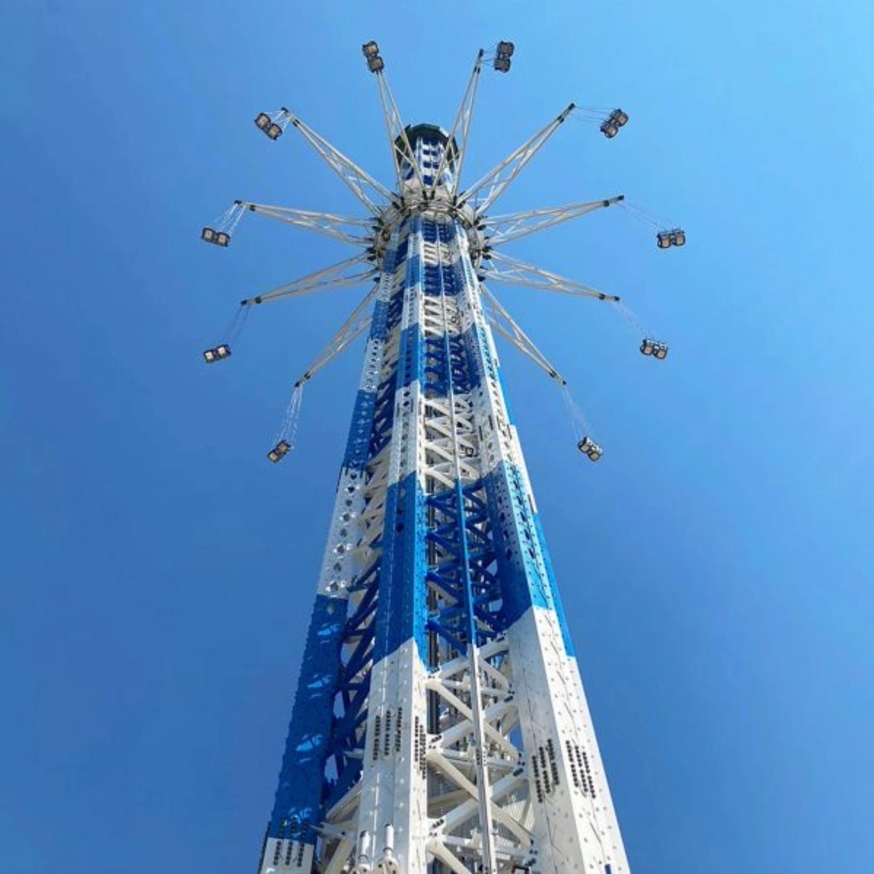 Kettenkarussell des Allgäu Skyline Park vor blauem Himmel